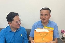 Những món quà nghĩa tình đến với công nhân khó khăn