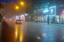 Hà Nội mưa to, có nơi rất to, trời chuyển mát