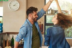Tình yêu không nằm ở những điều lớn lao: 7 hành động nhỏ đủ khiến trái tim anh ấy rung động mỗi ngày