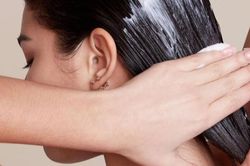Những sai lầm quen thuộc khi sử dụng dầu xả khiến tóc hay bị gãy