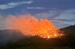 Hàng trăm người tham gia chữa cháy rừng ở Nghệ An
