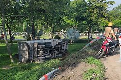 Xe ben chở nhựa đường lao khỏi cầu vượt Trạm 2, húc gãy hộ lan rồi lật nhào