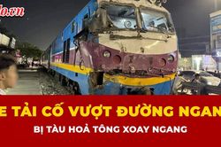 Khoảnh khắc xe tải cố vượt đường ngang bị tàu hỏa tông văng