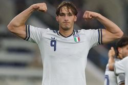 Italy thắng nhọc Hy Lạp trong thế thiếu người