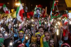 Người dân Tehran ăn mừng khi tên lửa phóng về phía Israel