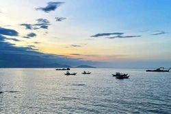 Ca nô du lịch chở 19 người chìm trên biển Cửa Đại