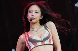 Jennie nối dài trào lưu mặc áo ngực viền ren