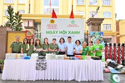 Sôi nổi 'Ngày hội xanh' đổi rác lấy quà