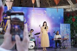 Khi âm nhạc níu bước chân du khách bên hồ Gươm