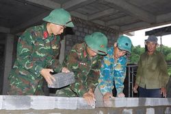 Bộ đội góp sức xây dựng trường nội trú liên cấp vùng biên giới Quảng Trị
