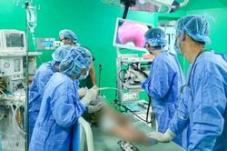 Đà Nẵng mổ nội soi lấy vật sắc nhọn trong thực quản bệnh nhi 11 tháng tuổi
