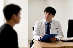 Vì sao nhiều người mới ngoài 20 tuổi đã 'trên bảo dưới không nghe'?