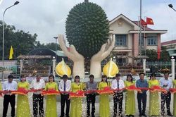 Khánh thành biểu tượng đôi bàn tay nâng đỡ trái sầu riêng ở Đồng Tháp