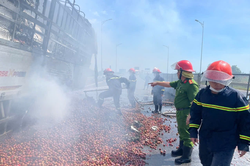 Hà Tĩnh: Cháy xe tải chở 10 tấn nông sản trên cao tốc Diễn Châu-Bãi Vọt