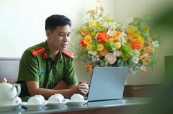 Chiến sĩ công an lên sóng livestream: Đồng hành cùng sĩ tử 2K8 'vượt vũ môn'