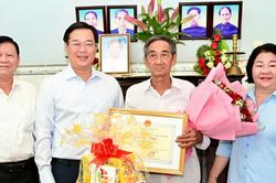 Phó Bí thư Thường trực Thành ủy TPHCM Lê Quốc Phong thăm, chúc thọ người cao tuổi