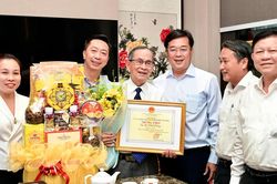 Lãnh đạo Thành ủy TPHCM thăm, chúc thọ người cao tuổi