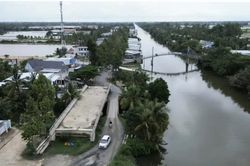 Cà Mau: Bảo vệ thi công cầu 9.000 trên tuyến đường Ninh Quới - Ngan Dừa