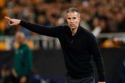 HLV Robin van Persie bị đội bóng Hà Lan sa thải
