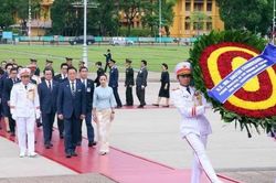 Thủ tướng Thái Lan vào Lăng viếng Chủ tịch Hồ Chí Minh