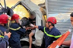 Tai nạn trên cao tốc Bắc – Nam, 2 người tử vong, 1 nạn nhân mắc kẹt được giải cứu