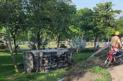 Xe ben chở nhựa đường rơi khỏi cầu vượt ở TPHCM