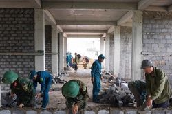 300 cán bộ, chiến sĩ được huy động 'giải cứu' tiến độ trường nội trú vùng biên Quảng Trị