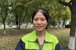 Nữ lao công đỗ thạc sĩ