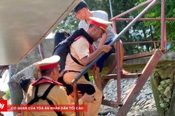 Kịp thời hỗ trợ người phụ nữ có biểu hiện tai biến trên tàu