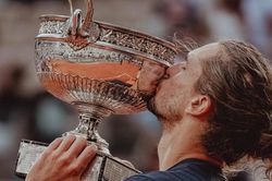 Zverev thắng nghẹt thở chung kết Roland Garros, lần đầu vô địch Grand Slam