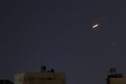Iran phóng tên lửa vào Israel, ông Trump kêu gọi ông Netanyahu không đáp trả