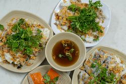 Quán bánh cuốn 53 năm, 'khách Tây đông hơn khách ta' được Michelin khen ngợi