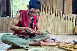 Người giữ tiếng đàn Ta lư giữa đại ngàn Trường Sơn