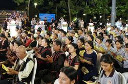Ngàn người dân thả hoa đăng trên sông Hương cầu hòa bình mùa Phật đản