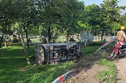 TPHCM: Xe ben ôm cua lật ngang tại cầu vượt Trạm 2