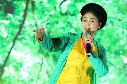 Màn trình diễn của NSND Thanh Ngoan, ca sĩ Trọng Tấn khiến khán giả vây quanh Hồ Gươm