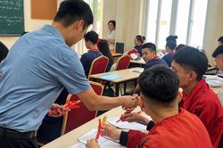 Thầy cô nấu cháo nóng, tặng bút chì động viên học trò thi tốt nghiệp THPT