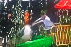Tình trạng sức khỏe bé bị xô ngã từ cầu trượt cao 1,5m ở Hà Nội