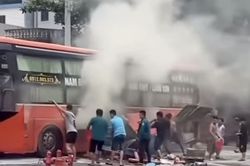 Xe khách bất ngờ gặp nạn, người dân hô hào nhau hành động khẩn
