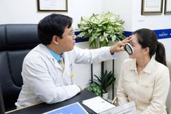 Hà Nội nóng như 'chảo lửa', nhiều người đỏ rát da sau vài chục phút ra đường