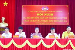 Đồng chí Võ Thị Minh Sinh tiếp xúc cử tri tại phường Vinh Hưng