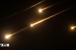 Iran tung đòn tấn công đầu tiên sau lệnh ngừng bắn, Israel đáp trả mạnh mẽ