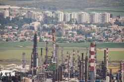 Giá dầu thế giới tăng 3% sau vụ tấn công tên lửa của Iran vào Israel