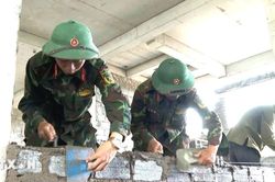 Sớm hoàn thành những ngôi trường mới: Màu áo lính trên công trường vùng biên