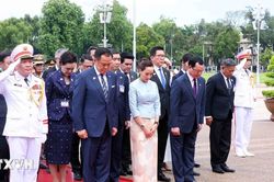 Thủ tướng Thái Lan vào Lăng viếng Chủ tịch Hồ Chí Minh