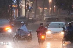 Mưa dông tiếp tục mở rộng, Hà Nội đề phòng lốc, sét và gió giật mạnh