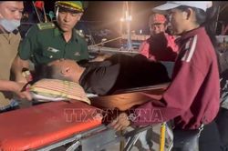 Nhanh chóng đưa ngư dân gặp sự cố sức khỏe nghiêm trọng vào bờ an toàn