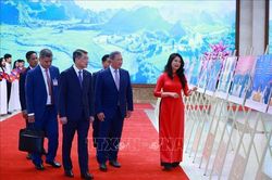 Hai Thủ tướng Việt Nam - Campuchia tham quan trưng bày ảnh về quan hệ hợp tác giữa hai nước