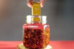 Giấu 2 thỏi vàng vào lọ ớt gửi 'bạn đầu tư', người đàn ông suýt mất trắng vì chiêu lừa tinh vi