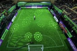 Loạt huyền thoại bóng đá từ thẻ game ra đời thật trong trận đấu đặc biệt